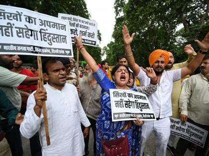 Rahul Gandhi's sikh statement massive protest outside Sonia Gandhi's house | राहुल गांधी के 'धार्मिक स्वतंत्रता' बयान पर बवाल, सोनिया गांधी के घर के बाहर सिखों समुदाय का विरोध प्रदर्शन Rahul Gandhi's sikh statement massive protest outside Sonia Gandhi's house | राहुल गांधी के 'धार्मिक स्वतंत्रता' बयान पर बवाल, सोनिया गांधी के घर के बाहर सिखों समुदाय का विरोध प्रदर्शन