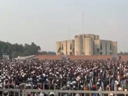 Bangladesh: Massive Crowd At Osman Hadi's Funeral In Dhaka; Muhammad Yunus Present | VIDEO: बांग्लादेश के ढाका में उस्मान हादी के जनाज़े में भारी हुजूम, मुहम्मद यूनुस भी मौजूद Bangladesh: Massive Crowd At Osman Hadi's Funeral In Dhaka; Muhammad Yunus Present | VIDEO: बांग्लादेश के ढाका में उस्मान हादी के जनाज़े में भारी हुजूम, मुहम्मद यूनुस भी मौजूद