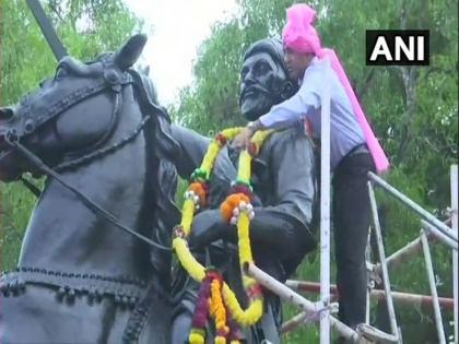 Telangana Controversy erupted over installation Chhatrapati Shivaji Maharaj statue fierce fighting between 2 groups stone pelting Section 144 implemented | तेलंगाना: छत्रपति शिवाजी महाराज की मूर्ती स्थापित करने पर छिड़ा विवाद, दो गुटों में हुई जमकर मारपीट-पथराव, धारा 144 लागू