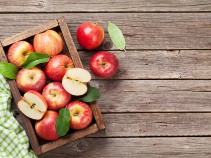 know how eat apple essential nutrients vitamins right way quantity take this fruit healthy tips | सेब को छिलके के साथ खाएं या छीलकर?, इसमें होता हैं जरूरी न्यूट्रिएंट्स; जानें विटामिन्स सी से भरपूर Apple खाने का सही तरीका और मात्रा