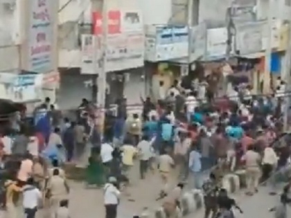 Video: Priyanka Reddy accused in Hyderabad police station, hundreds of people cordon off as soon as they start to sound, police had to lathicharge | Video: थाने में बंद हैं हैदराबाद की महिला डॉक्टर के आरोपी, भनक लगते ही सैकड़ों लोगों ने घेरा, पुलिस को करना पड़ा लाठीचार्ज