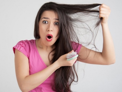 5 ways you are brushing your hair wrong, know the right way of brushing hair | कंघी करने के इस तरीके से तेजी से झड़ते हैं बाल, जानें सही तरीका