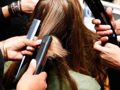 5 Reasons Why Using Styling Products Might Cause Hair Fall | हेयरफॉल का कारण बन सकते हैं स्टाइलिंग प्रोडक्ट्स, बालों पर पड़ता है बुरा असर