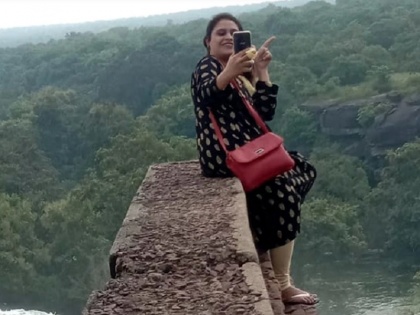 Madhya Pradesh: Dismissed balance of doctor's wife taking selfie, halali dam collapses | मध्य प्रदेश: सेल्फी ले रही डॉक्टर की पत्नी का बिगड़ा बैलेंस, हलाली डैम गिर कर बही