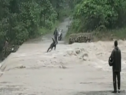 Viral Video: A person got washed away in the sharp water in Haldwani, Uttarakhand, people kept watching, the administration was in search | Viral Video: तेजधार पानी में बह गया शख्स, देखते रह गये लोग, प्रशासन जुटा तलाश में