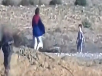 Israel-Hamas War Hamas releases Israeli mother and child hostages WATCH | Israel-Hamas War: युद्ध के बीच हमास ने बंधक बनाए गए इजरायली मां-बच्चे को किया रिहा, दी चेतावनी, देखें वीडियो