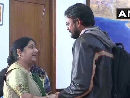 Indian National Hamid Ansari who came to India after being released from a Pakistan jail yesterday, meets External Affairs Minister Sushma Swaraj in Delhi. | पाकिस्तान जेल से छूटकर भारत लौटे हामिद अंसारी, सुषमा स्वराज से की मुलाकात