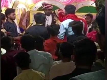 UP Hamirpur viral wedding video of Jaimala when bride slaps groom and left stage | जयमाल के दौरान हुआ गजब वाकया, दुल्हन ने दूल्हे पर कर दी थप्पड़ों की बरसात, सोशल मीडिया पर वीडियो वायरल