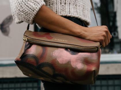 things women must keep in their purse | हर महिला को अपने बैग में मेकअप के अलावा ये सात चीजें भी रखनी चाहिए