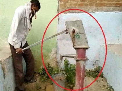 blood, flesh and bone started coming in Govt hand pump in up hamirpur | जब हैंडपंप से पानी की जगह निकलने लगा खून, मांस और हड्डी, गांव में डर का माहौल, देखें वीडियो 