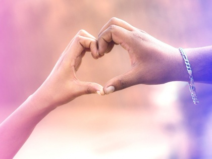 The way your partner holds your hand reveals the truth about relationship | पार्टनर के हाथ पकड़ने का तरीका बताता है रिश्ते की सच्चाई, जानें