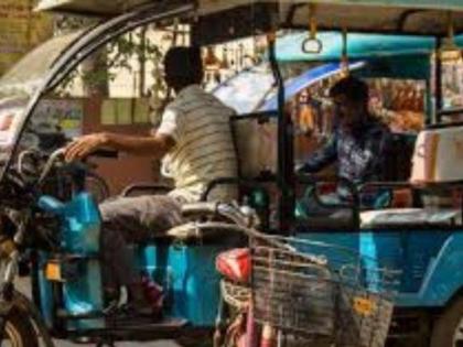 UP Ki Taja Khabar: Handicapped rickshaw driver remained economical mask, employment was snatched in lockdown | UP Ki Taja Khabar: दिव्यांग रिक्शा चालक बना रहा किफायती मास्क, लॉकडाउन में छिन गया था रोजगार