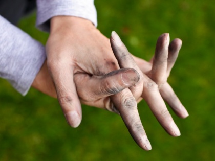 Health problems your hands and nails are warning you about | हाथ देते हैं भविष्य में आने वाली बीमारी का संकेत, पहचानें और करें अपना बचाव