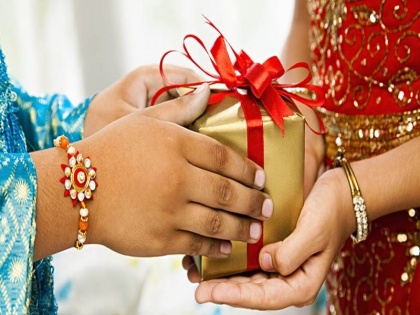 Happy Raksha Bandhan gift ideas 2019: date, time, shubh muhurat, images, time for rakhi, raksha bandhan kab hai, wishes messages, quotes in Hindi | Raksha Bandhan 2019: इस रक्षाबंधन बहन को दें ये 6 गिफ्ट, हमेशा रहेगी हेल्दी और फिट
