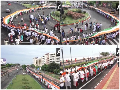 Har Ghar Tiranga 300 meters long tiranga hoisted Visakhapatnam thousands took part rally forming human chain | Har Ghar Tiranga: विशाखापत्तनम में लहराया गया 300 मीटर लंबा तिरंगा, हजारों लोगों ने मानव श्रृंखला बनाकर रैली में लिया हिस्सा