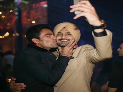 Former Indian cricket Harbhajan Singh, Mohammad Kaif take bro romance to Twitter, people give hilarious comment | हरभजन सिंह ने मोहम्मद कैफ से मांगा ' चुम्मा उधार', ब्रोमांस पर ट्विटरबाजों ने ऐसे लिए मजे