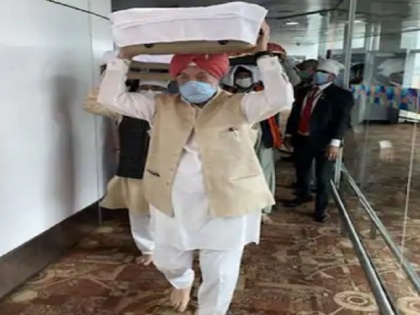 Three copies of Sikh scripture, 44 Afghan Sikhs arrive in India | सिख धर्मग्रंथ की तीन प्रतियां सहित 44 अफगान सिख पहुंचे भारत, हरदीप सिंह पुरी धर्म ग्रंथों को सिर पर रखकर एयरपोर्ट से निकले