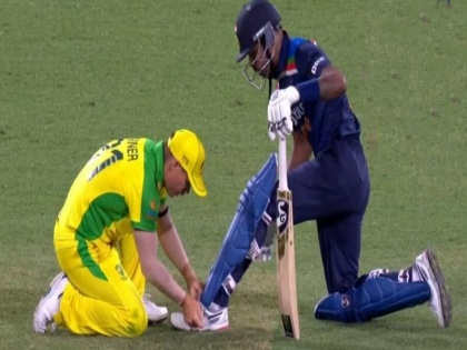 AUS vs IND: Hardik Pandya, David Warner exhibit ‘Spirit of Cricket’ in first ODI, watch video | IND vs AUS: बीच मैदान डेविड वॉर्नर ने बांधा हार्दिक पंड्या के जूते का फीता, वीडियो हुआ वायरल