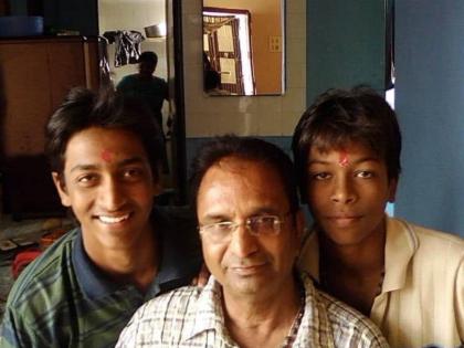 अपने बड़े भाई और पिता के साथ हार्दिक पंड्या (R)