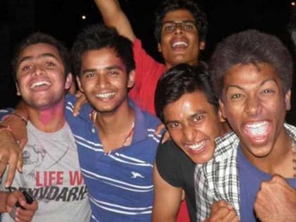 दोस्तो के साथ हार्दिक पंड्या (R)