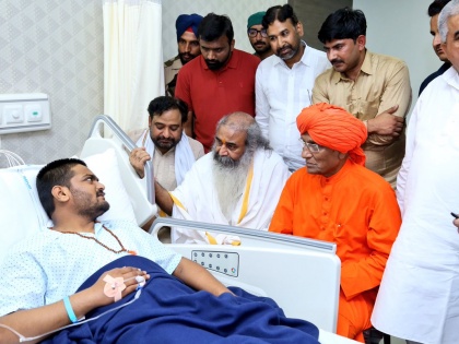 Hardik Patel discharge from Hospital, says via Facebook Live Hunger Strike continue | हार्दिक पटेल हॉस्पिटल से डिस्चार्ज, ट्वीट कर कहा- 'DCP राठौड़ मुझे कहता है मार दूँगा'