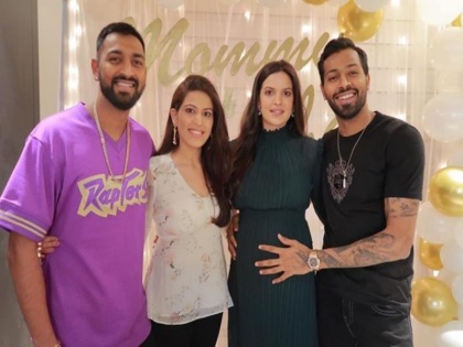 Indian cricketer hardik pandya wife natasa stankovic baby shower picture goes viral | नताशा स्टेनकोविक की बेबी शॉवर पिक्स वायरल, परिवार के साथ नजर आए हार्दिक पंड्या