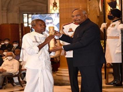 Harekala Hajabba who sells oranges honored with Padma Shri by President Ramnath kovind | नारंगी बेचने वाले कर्नाटक के हरेकला हजब्बा को राष्ट्रपति कोविंद ने पद्मश्री से किया सम्मानित, दिलचस्प है इनकी कहानी