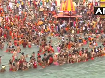 Haridwar Mahakumbh Somavati Amavasya lakhs took dip Ganges many saints came out corona positive broken rules | हरिद्वार महाकुंभः सोमवती अमावस्या पर संतों का शाही स्नान, लाखों ने लगाई गंगा में डुबकी, कई साधु निकले कोरोना पॉजिटिव, टूटे नियम