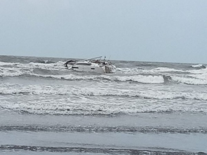 Maharashtra Suspicious boat found near Harihareshwar Beach in Raigad Boat's Oman connection revealed | Maharashtra: रायगढ़ तट से हथियारों के साथ दो संदिग्ध नाव मिली, एके 47 समेत कई हथियार बरामद, ओमान कनेक्शन का खुलासा, जानें सबकुछ