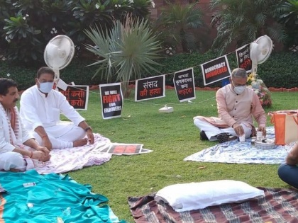 Rajya Sabha Deputy Chairman Harivansh meets the eight suspended Rajya Sabha MPs who are protesting at Gandhi statue | राज्यसभा से निलंबन के फैसले के खिलाफ सांसदों ने किया रतजगा, तो सुबह चाय लेकर मिलने पहुंचे हरिवंश