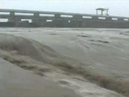 water level in yamuna river increases rainfall and water released from haryana hathini kund barrage | दिल्ली: हथिनी कुंड बैराज से छोड़े गए पानी से बाढ़ का खतरा, अलर्ट जारी