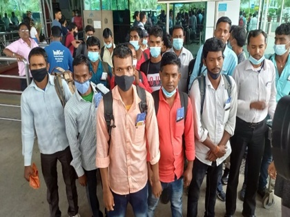 19 workers from Jharkhand stranded in Sri Lanka were brought back by plane | श्रीलंका में फंसे झारखंड के 19 श्रमिकों को विमान से वापस लाया गया, बिगड़े हालात के बीच सीएम से मदद की लगाई थी गुहार