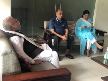 Haryana CM Manohar Lal Khattar met Sushant Singh Rajput's father | VIDEO: सुशांत के पिता से हरियाणा के सीएम मनोहर लाल खट्टर ने की मुलाकात, परिवार को हिम्मत बंधाते आए नजर