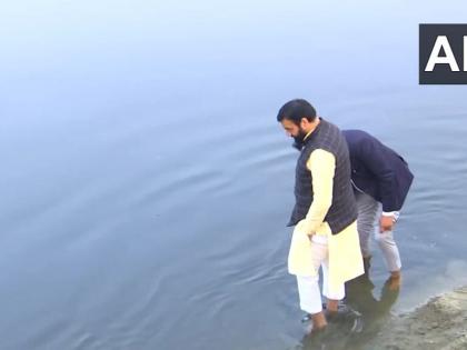 Delhi Chunav 25 Haryana CM Nayab Singh Saini takes sip water Yamuna River in Delhi's Palla Village see video watch | Delhi Chunav 25: दाहिसरा गांव में यमुना नदी घाट का दौरा?, यमुना नदी में पूजन कर जल का आचमन किया और पानी पीकर शुद्धता का प्रमाण दिया, देखें वीडियो Delhi Chunav 25 Haryana CM Nayab Singh Saini takes sip water Yamuna River in Delhi's Palla Village see video watch | Delhi Chunav 25: दाहिसरा गांव में यमुना नदी घाट का दौरा?, यमुना नदी में पूजन कर जल का आचमन किया और पानी पीकर शुद्धता का प्रमाण दिया, देखें वीडियो