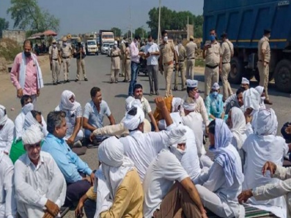 In Haryana, farmers stopped traffic at many places, demonstrated outside the residence of BJP MLAs | हरियाणा में किसानों ने कई जगहों पर यातायात रोका, BJP विधायकों के आवास के बाहर किया प्रदर्शन