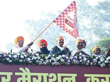 Union Minister Manohar Lal Khattar flagged off the 'Hind Di Chadar Marathon', in which 61,000 young people participated | केंद्रीय मंत्री मनोहर लाल खट्टर ने 'हिंद दी चादर मैराथन' को दिखाई हरी झंडी, 61 हजार युवाओं ने लिया भाग Union Minister Manohar Lal Khattar flagged off the 'Hind Di Chadar Marathon', in which 61,000 young people participated | केंद्रीय मंत्री मनोहर लाल खट्टर ने 'हिंद दी चादर मैराथन' को दिखाई हरी झंडी, 61 हजार युवाओं ने लिया भाग