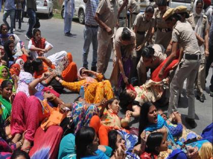 After revoked article 370 police thrashing Kashmir women viral video claim fake | आर्टिकल 370 के हटने के बाद कश्मीरी महिलाओं पर अत्याचार का वीडियो वायरल, जानें क्या है सच