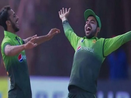 Pak vs Zim: Hasan Ali calls Shadab Khan to celebrate Wicket | Video: विकेट की खुशी मनाने पर लचकी थी पाक के इस गेंदबाज की गर्दन, इस बार दूसरे खिलाड़ी से मनवाया जश्न