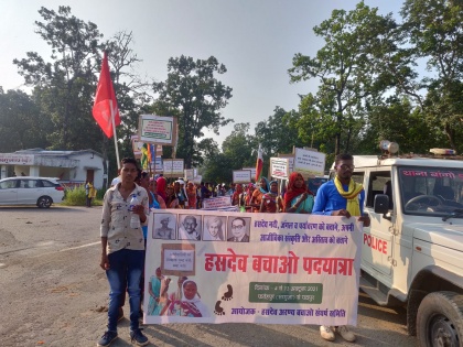 chhattisgarh coal mining projects foot march tribals of 30 villages | छत्तीसगढ़: कोयला खनन परियोजनाओं के खिलाफ नौ दिनों से 300 किमी की पैदल यात्रा पर 30 गांवों के लोग