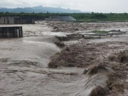 Eight lakh cusecs of water released from Hathini Kund barrage floods in 175 villages of Mathura | हथिनी कुण्ड बैराज से छोड़े गए आठ लाख क्यूसेक पानी, मथुरा के 175 गांवों में बाढ़ का खतरा