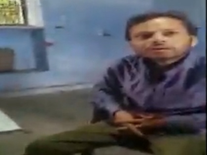 hathras Drunk teacher's video goes viral drinking alcohol in front of children during class room | नशेड़ी अध्यापक का वीडियो वायरल, पढ़ाई के दौरान बच्चों के सामने पी रहा था शराब, हुई सख्त कार्रवाई