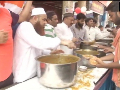 Hauz Qazi: Members of Aman Committee distributed food to people participating in Shobha Yatra | हौज काजी में अमन की अनोखी तस्वीर, शोभायात्रा में हिस्सा लेने वालों को मुस्लिम समुदाय ने परोसा खाना