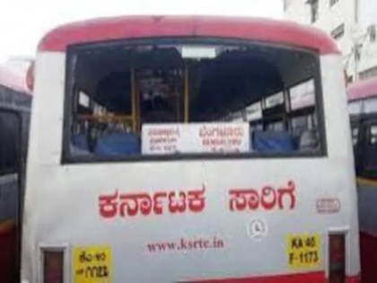 kerala rains man son cling to wheel of bus rescued by comductor | केरल में भारी बारिश के कारण बस के पहिए में फंसे पिता-पुत्र, कंडक्टर ने अपनी जान की परवाह किए बिना बचाया