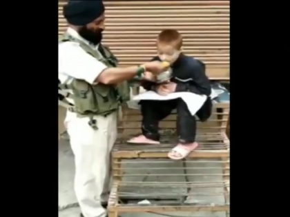 Jammu Kashmir: CRPF Havaldar Iqbal Singh feeds his lunch to a paralytic child, Video Goes Viral | कश्मीर: लकवाग्रस्त बच्चे को अपना खाना खिलाया, पुलवामा हमले में CRPF टुकड़ी में शामिल था यह जवान, वीडियो