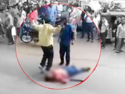 Hyderabad: Man hacked to death on busy road, video viral | सरेआम बीच चौराहे पर कुल्हाड़ी से गला कर शख्स की हत्या, वीडियो देख सहम जाएंगे आप