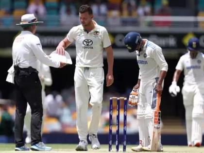 India vs Australia 3rd Test Day 4 Josh Hazlewood unlikely Test series against India suffered calf strain fourth day Brisbane Test 33-year-old not part Gabba | India vs Australia 3rd Test Day 4: बीच मैदान से बाहर जोश हेजलवुड?, 5वें दिन नहीं करेंगे बॉलिंग, दाहिनी पिंडली में लगी चोट के कारण सीरीज से आउट!