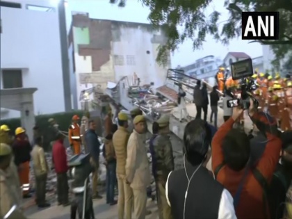 Lucknow building collapse 13 people have been pulled out alive so far many more buried under the debris | लखनऊ में 4 मंजिला इमारत गिरीः अब तक 13 लोगों को जिंदा बाहर निकाला गया, मलबे में कई और दबे, बचाव अभियान तेज किया गया
