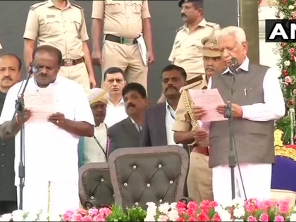 Karnataka CM sworn in ceremony today live updates: H D Kumaraswamy as CM and Deputy CM post to Congress | एचडी कुमारस्वामी ने ली मुख्यमंत्री पद की शपथ, मंच पर एक साथ दिखे सोनिया, राहुल, मायावती, अखिलेश, तेजस्वी