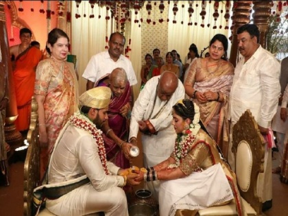 Lockdown Violation in Karnataka: People gathered at HD Kumaraswamy son wedding & temple celebrations | कर्नाटक में लॉकडाउन की उड़ीं धज्जियां: एचडी कुमार स्वामी के बेटे की शादी और मंदिर समारोहों में उमड़े लोग
