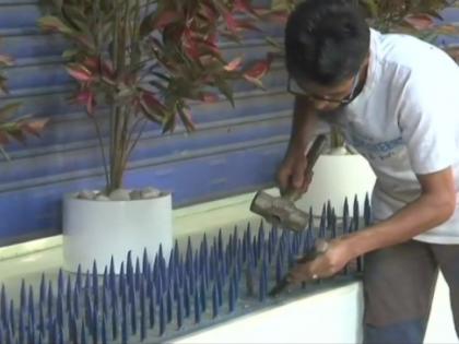 Mumbai: HDFC has set nails outside office, people spread on social media | मुंबई: HDFC ने अपने ऑफिस के सामने लगवाई कीलें, सोशल मीडिया पर भड़के लोग Mumbai: HDFC has set nails outside office, people spread on social media | मुंबई: HDFC ने अपने ऑफिस के सामने लगवाई कीलें, सोशल मीडिया पर भड़के लोग